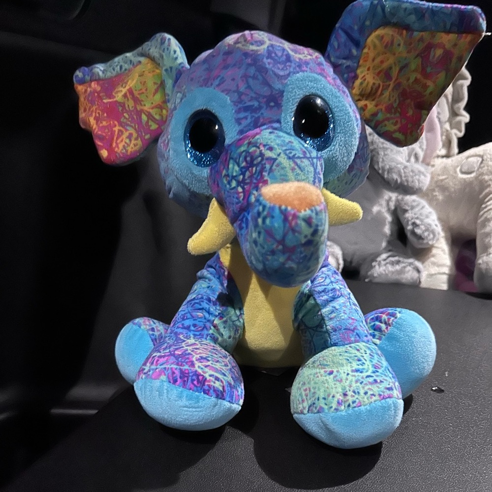 Retro elephant stashimal